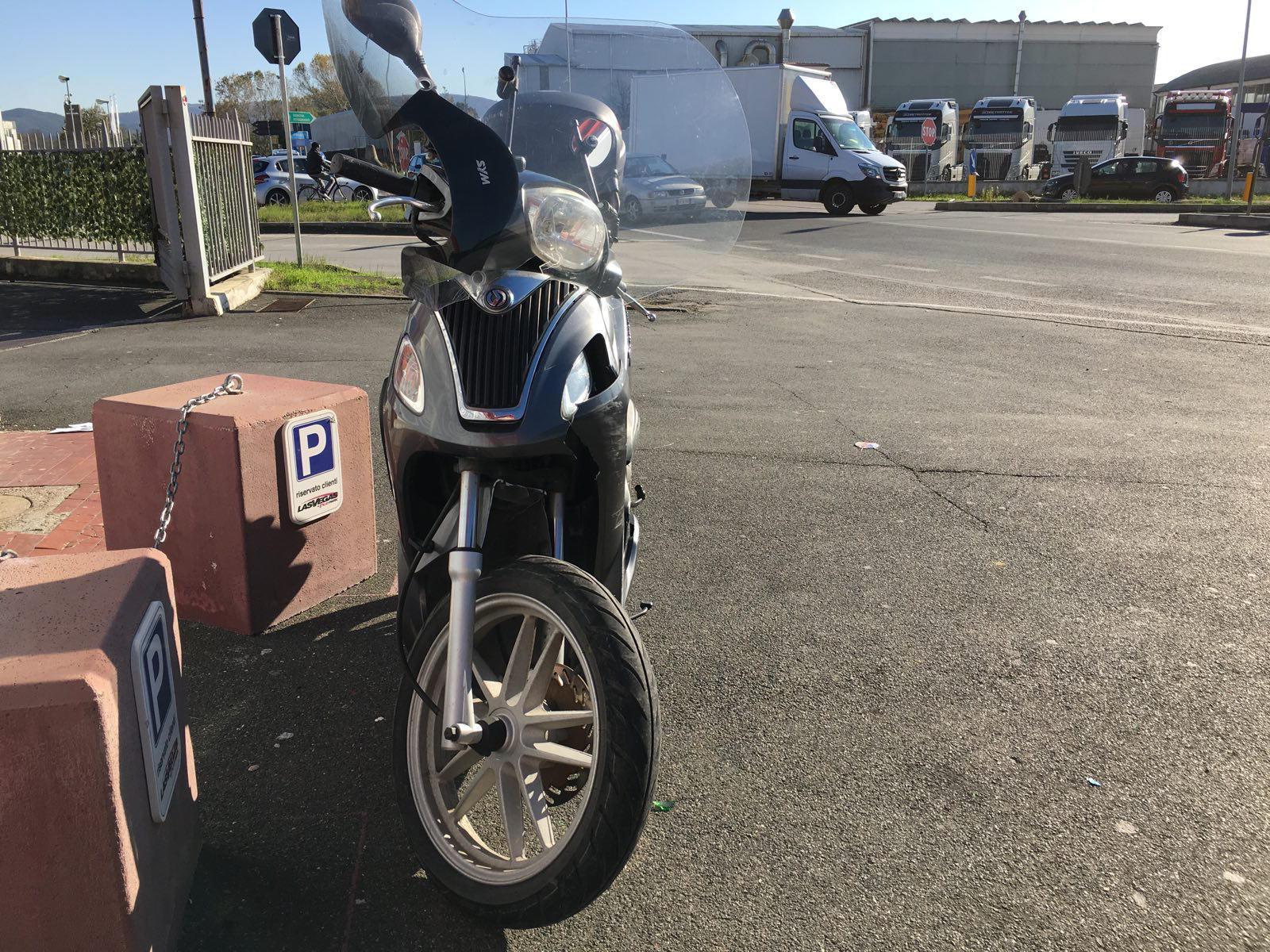 Scontro fra motorino e furgone in via Provinciale Pisana