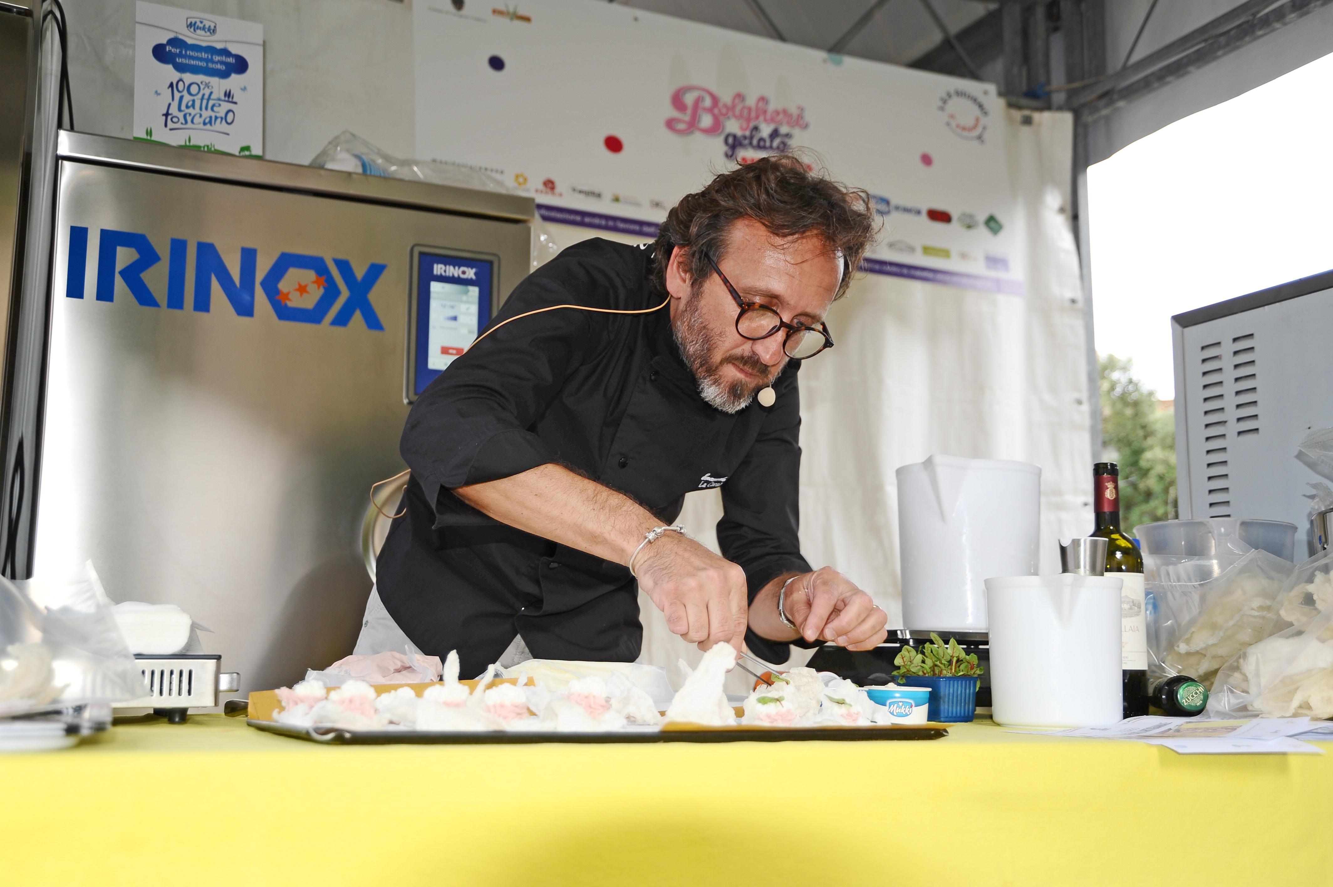 Emanuele Vallini mentre prepara un piatto