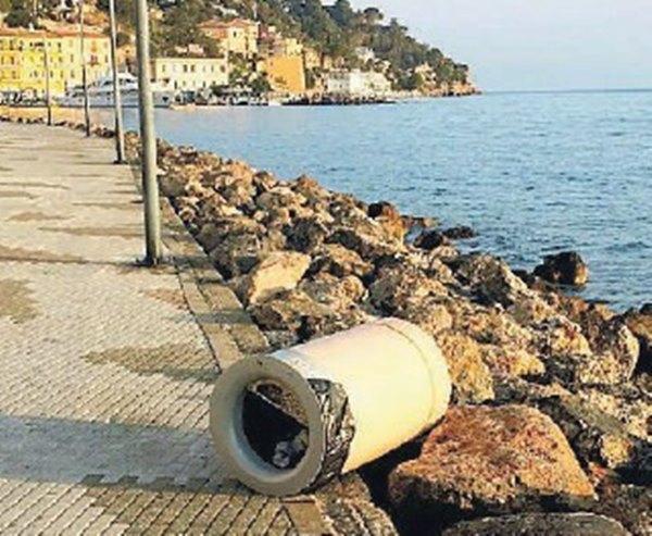 Un cestino per i rifiuti divelto dai vandali che per tutta l’estate hanno tenuto sotto scacco l’Argentario