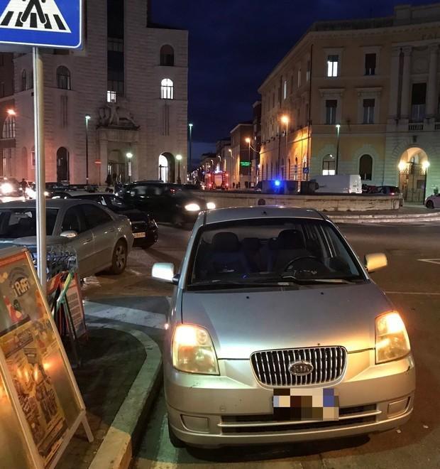 L’auto della signora aggredita da un ciclista