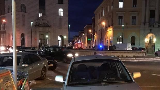 L’auto della signora aggredita da un ciclista