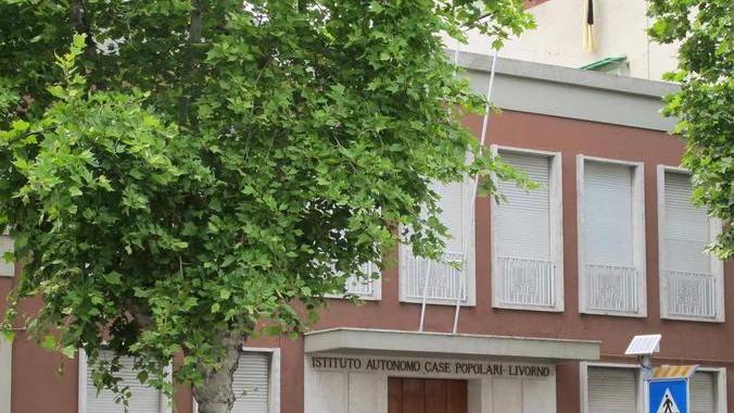 Lavora in banca ma non pagava l’affitto, sgomberata una casa popolare a Salviano