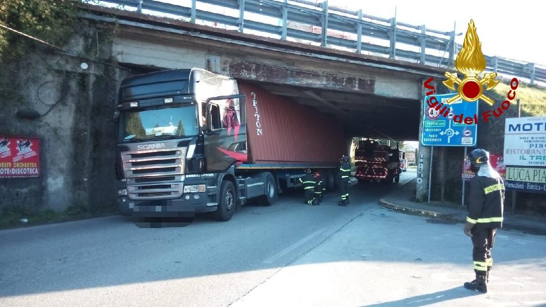 Tir si incastra sotto il ponte del Don Carlos