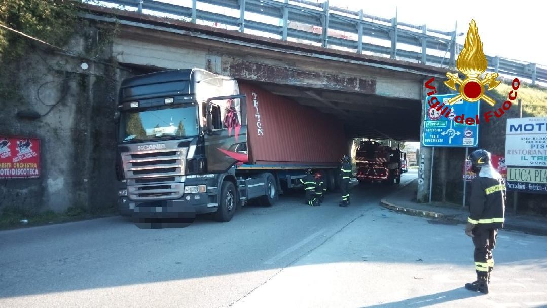 Tir si incastra sotto il ponte del Don Carlos