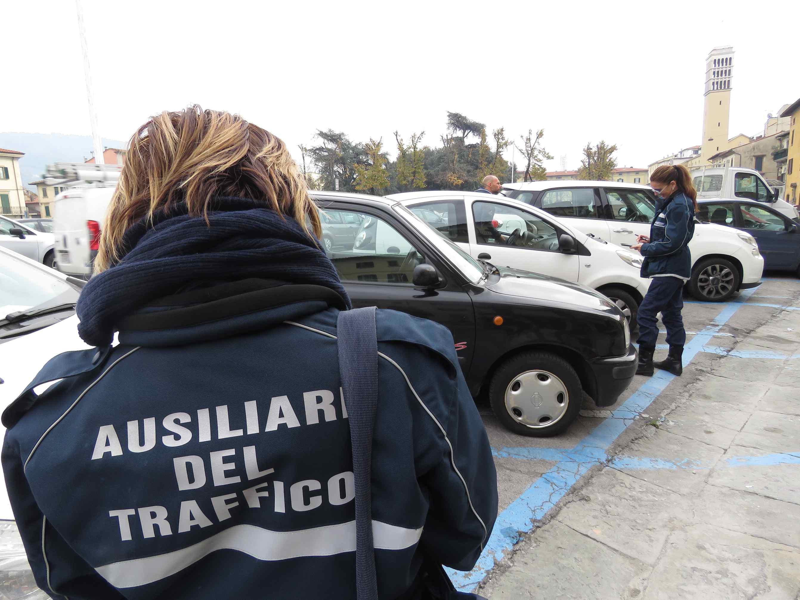Ausiliari del traffico impegnati nel controllo della sosta (foto d'archivio)