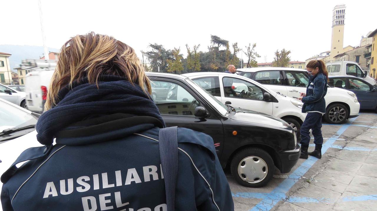 Ausiliari del traffico impegnati nel controllo della sosta (foto d'archivio)