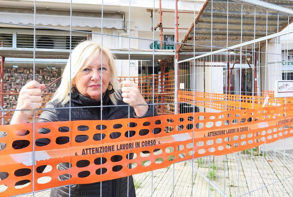 Viale Petrarca, il negozio ingabbiato da anni dalle impalcature lancia un concorso provocazione: «Fateci le foto»