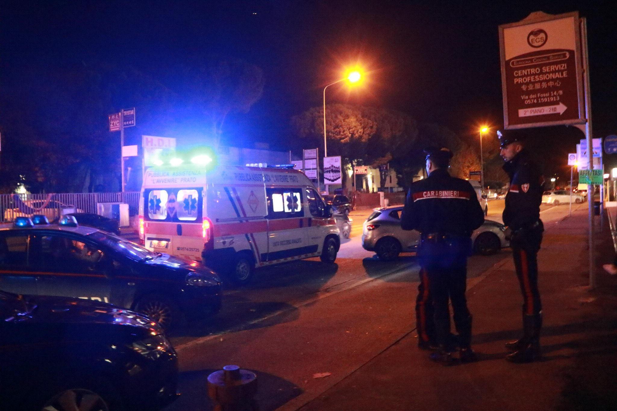 Ambulanza e carabinieri sul luogo dell'accoltellametno in via dei Fossi (Foto Sproviero-Batavia)