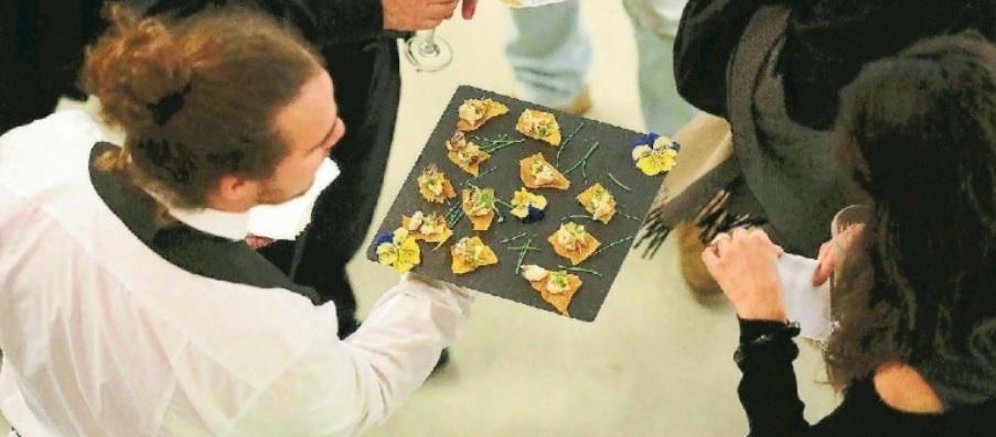 Un cameriere al lavoro in una sala durante un ricevimento (Foto d'archivio)