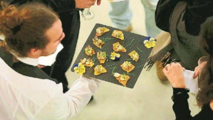 Un cameriere al lavoro in una sala durante un ricevimento (Foto d'archivio)