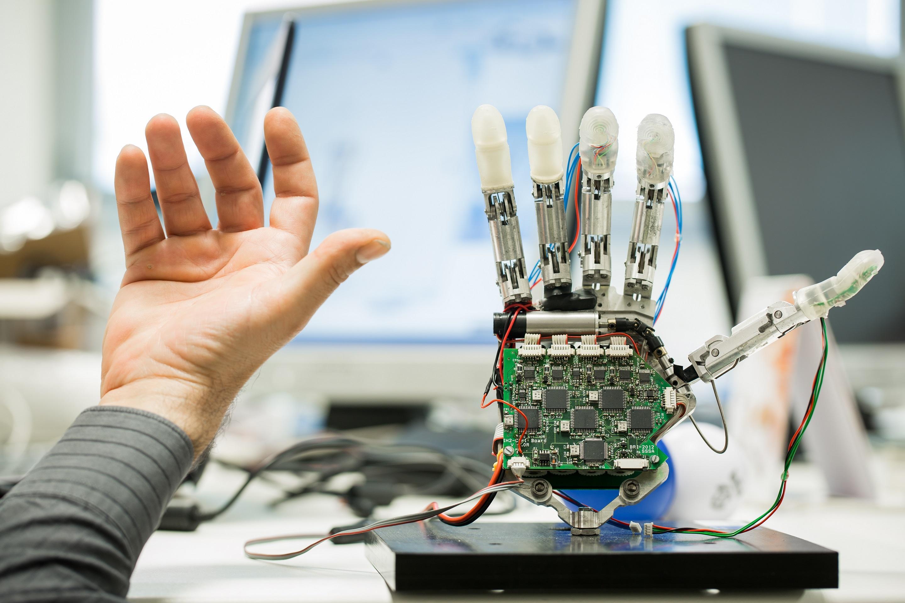 La mano artificiale sviluppata all'Istituto di BioRobotica