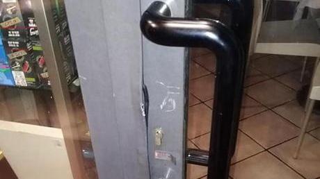 Barista tormentato dai ladri tredicesimo assalto al locale