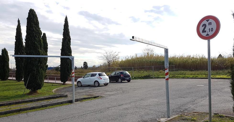 Rifiuti, divieti ignorati e barriere rotte: incivili padroni del parcheggio 