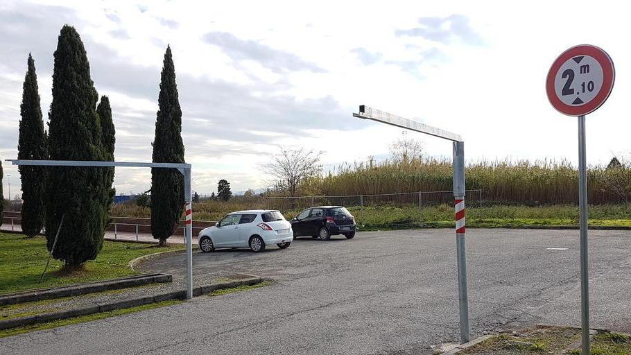 Rifiuti, divieti ignorati e barriere rotte: incivili padroni del parcheggio