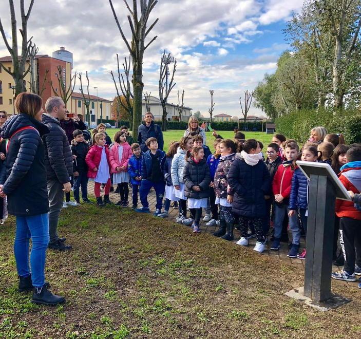 “Largo della Pace” inaugurato con gli alunni della Pascoli 