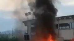 Fiamme in auto mentre guida