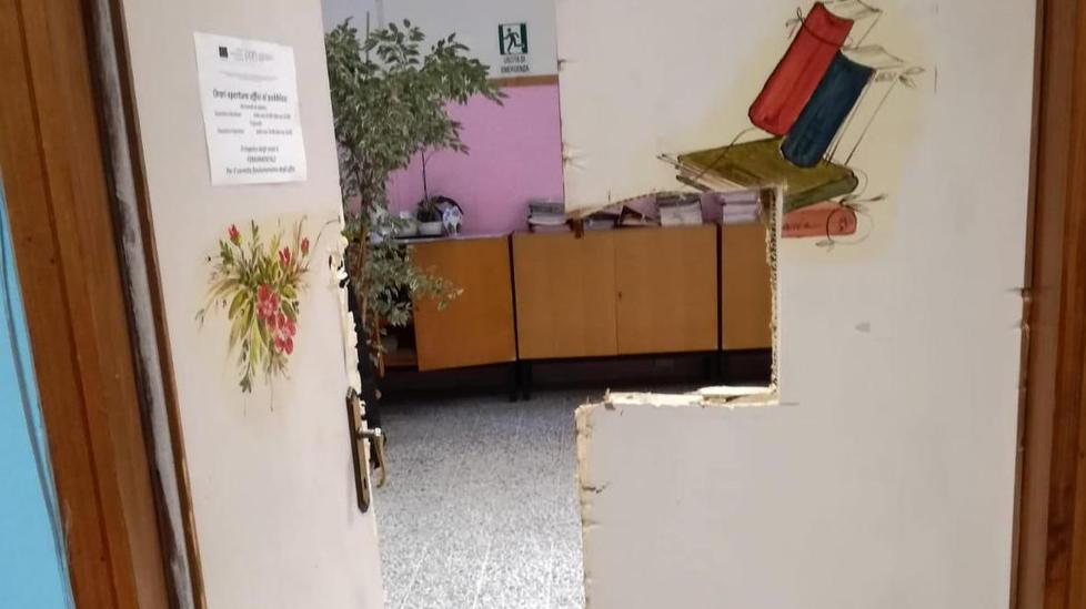 Razzia nella scuola Tifoni rubati computer e spiccioli 