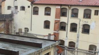 Detenuto aggredisce gli agenti Tre poliziotti feriti in carcere