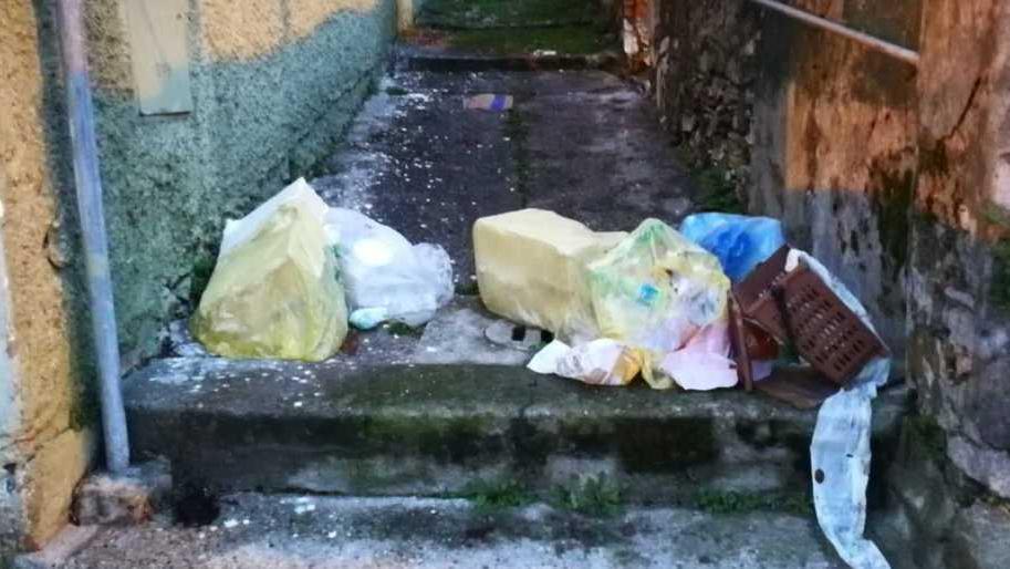 Via Uccelliera nel degrado