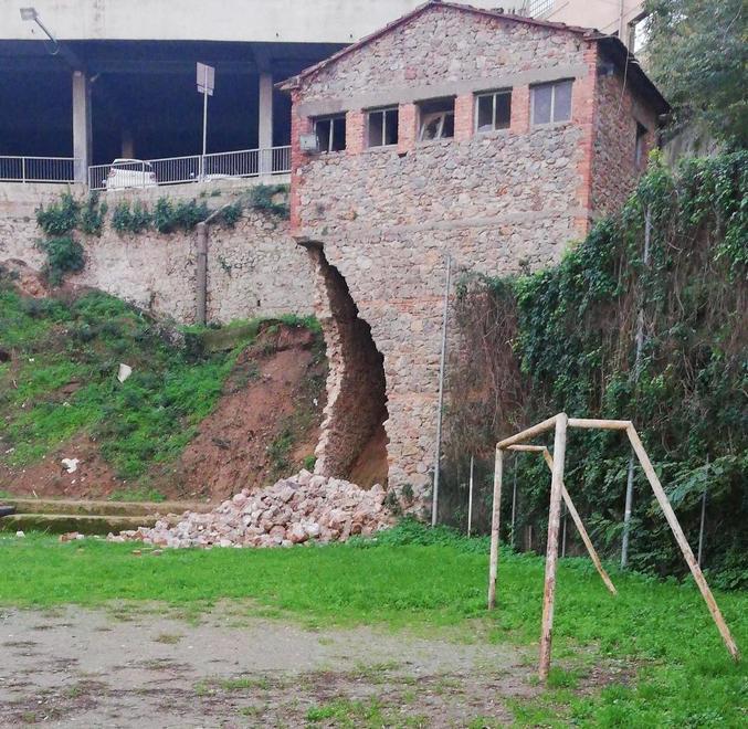Crolla il muro dell’edificio Campo di calcio chiuso 