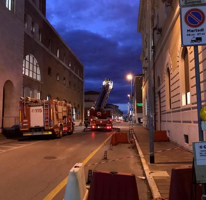 Cornicione si sbriciola Prefettura ancora ko 