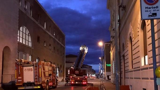 Cornicione si sbriciola Prefettura ancora ko