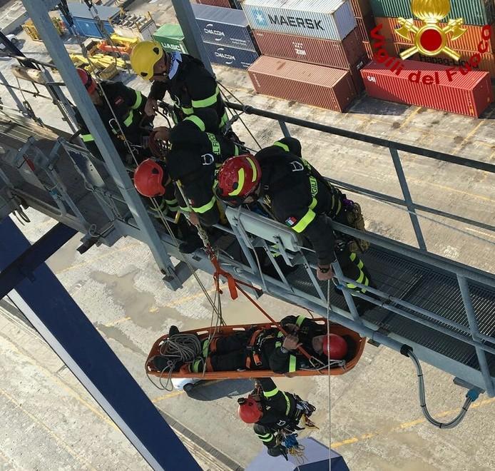 I vigili del fuoco scalatori recuperano due “gruisti feriti” 