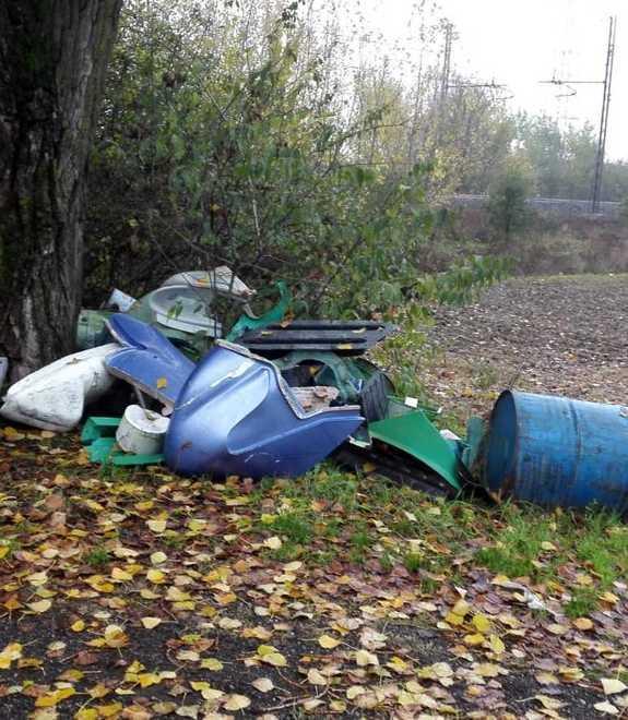 Uno scarico abusivo di rifiuti in campagna