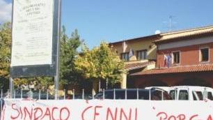 A destra alcuni momenti della protesta inscenata ieri mattina da un gruppo di abitanti di Tobbiana