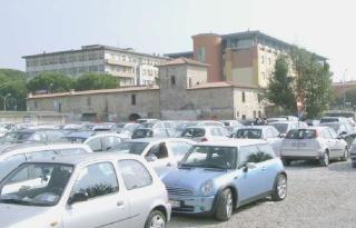 Auto parcheggiate vicino all’ospedale di Cisanello