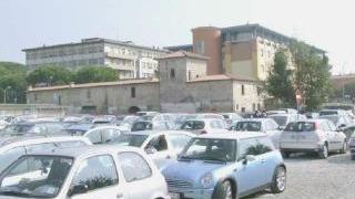 Auto parcheggiate vicino all’ospedale di Cisanello