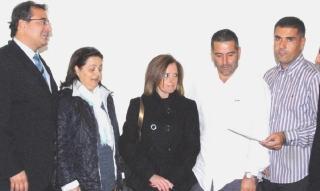 <strong>UN AIUTO AL SOLDATINO CORAGGIOSO.</strong> La consegna della somma raccolta alle zie di Leo A sinistra le macerie della casa dove abitava la famiglia Piagentini in via Porta Pietrasanta