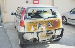 Auto date alle fiammeforse la sete di vendettadietro al rogo notturno