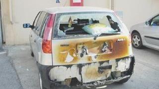 Auto date alle fiammeforse la sete di vendettadietro al rogo notturno