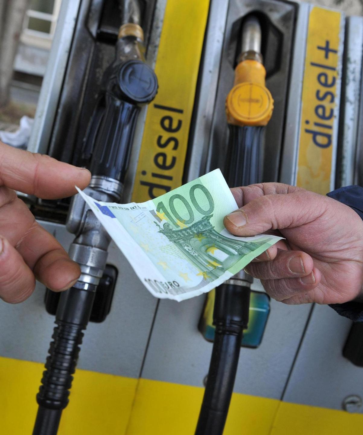 Viaggi, ristoranti e pieno carburante: così crollò il Gal 