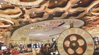 Una avveniristica sala da gioco a Macau dove migliaia di giocatori si alternano a tavoli verdi e slot machine