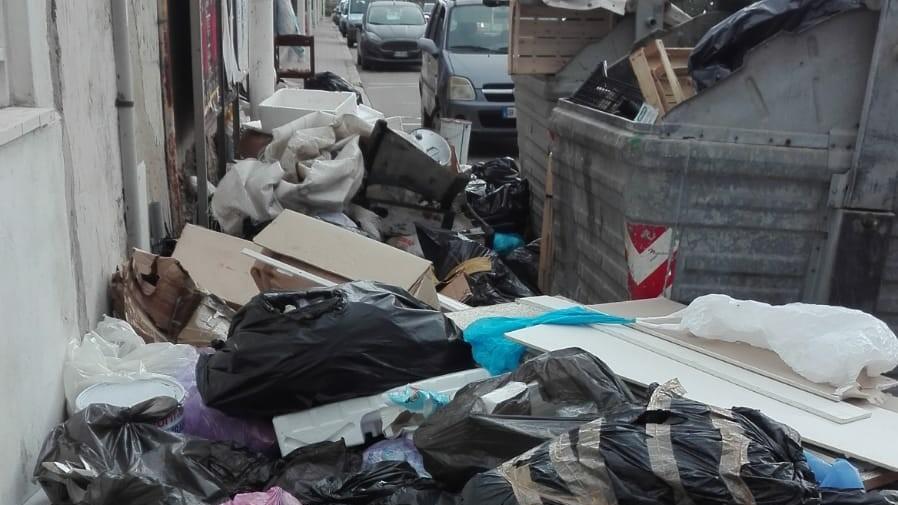 Abbandonavano la spazzatura in strada: scoperti e multati in dieci