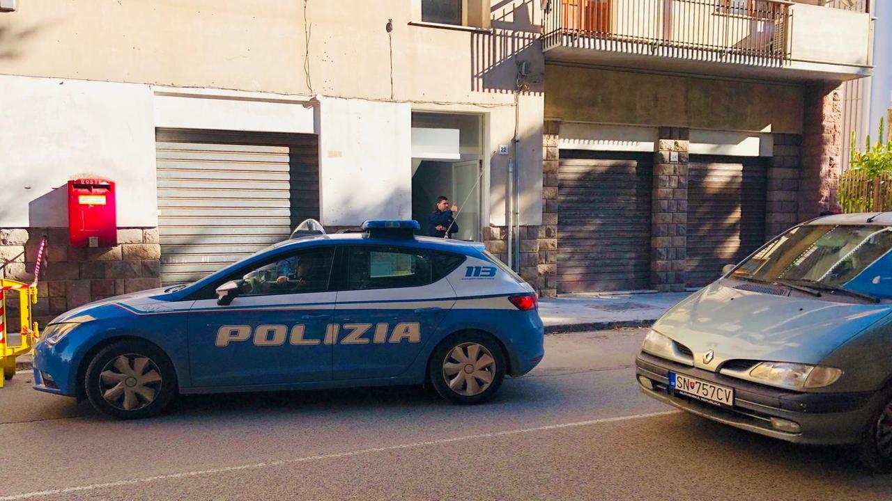 La polizia in via Sulcis (foto Mauro Chessa)