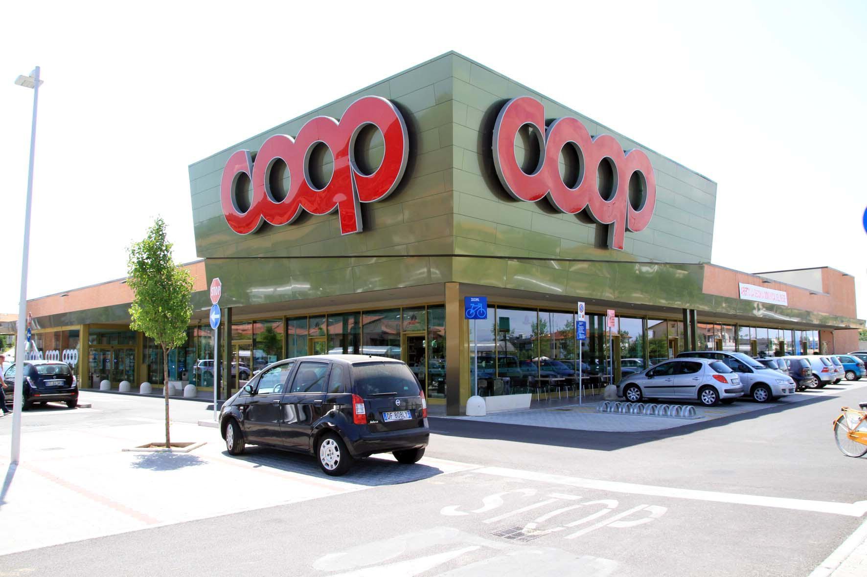 L'esterno del supermercato Coop di Monsummano (Foto Nucci)