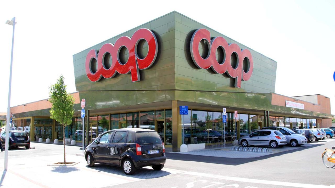 L'esterno del supermercato Coop di Monsummano (Foto Nucci)
