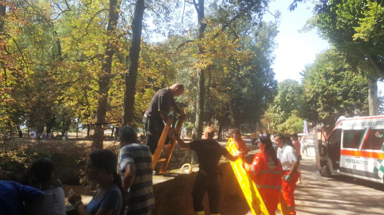 I soccorsi al padre e al figlio caduti dalle Mura ad agosto