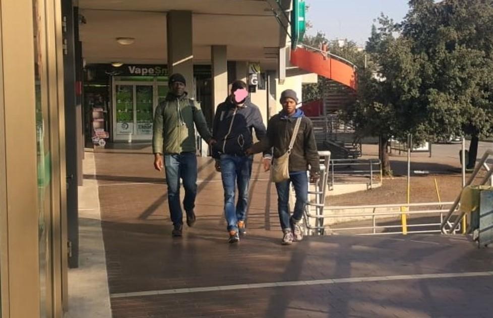 Modena. Ruba al market e fugge. Inseguito e catturato da due rifugiati 