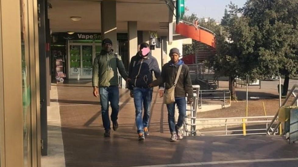 Modena. Ruba al market e fugge. Inseguito e catturato da due rifugiati