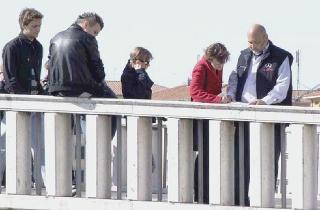 Passanti che guardano dalle spallette del fiume, in lungarno Mediceo e il punto in cui lo sfortunato giovane è precipitato restando ferito in maniera gravissima: operato alla testa, è ora in coma farmacologico