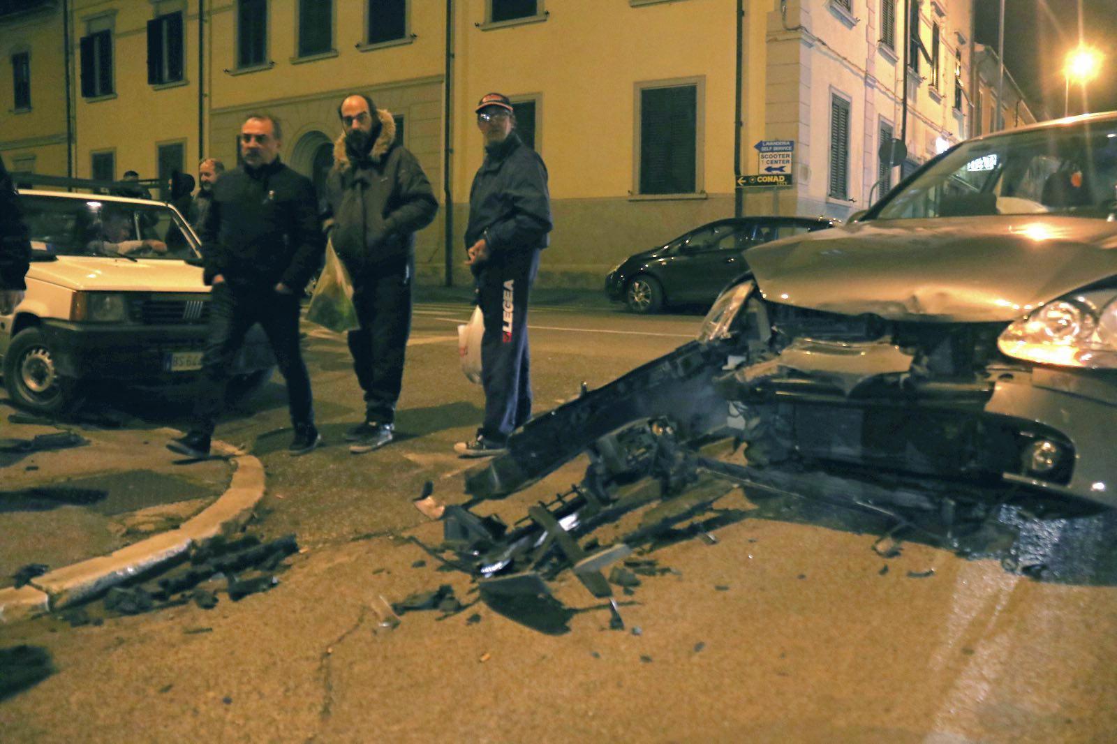Scontro fra due auto in viale del Risorgimento, una passante in ospedale