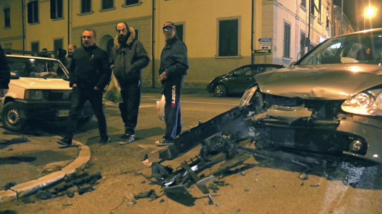 Scontro fra due auto in viale del Risorgimento, una passante in ospedale