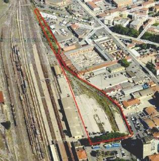 <strong>SCALO MERCI </strong>A destra l’area (segnata in nero) in vendita dietro la stazione ferroviaria