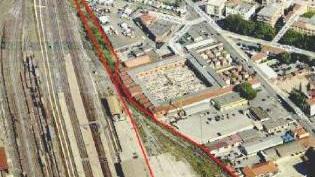 <strong>SCALO MERCI </strong>A destra l’area (segnata in nero) in vendita dietro la stazione ferroviaria