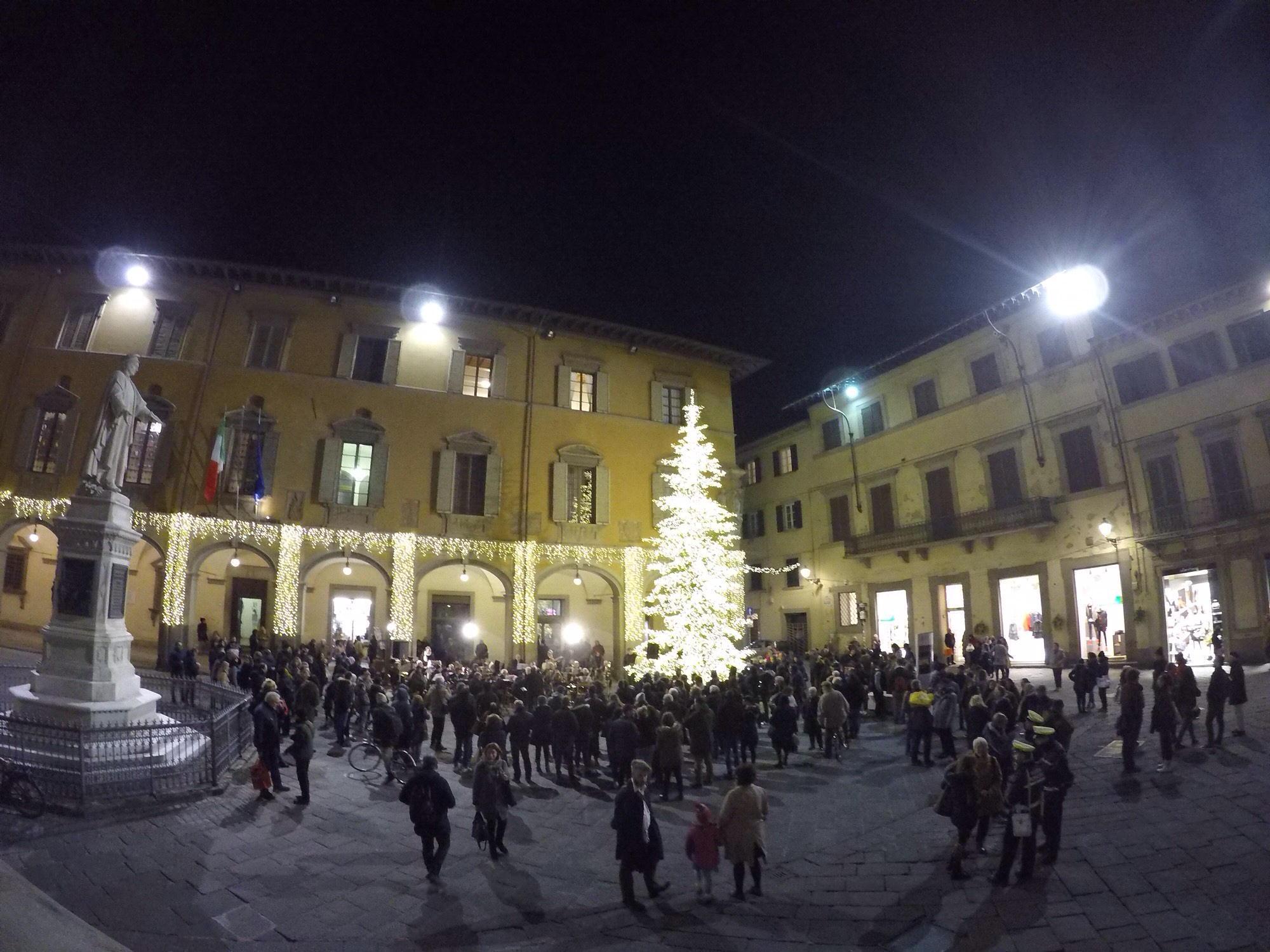 Castello dell'Imperatore e alberi di Natale illuminati - Foto - Il Tirreno
