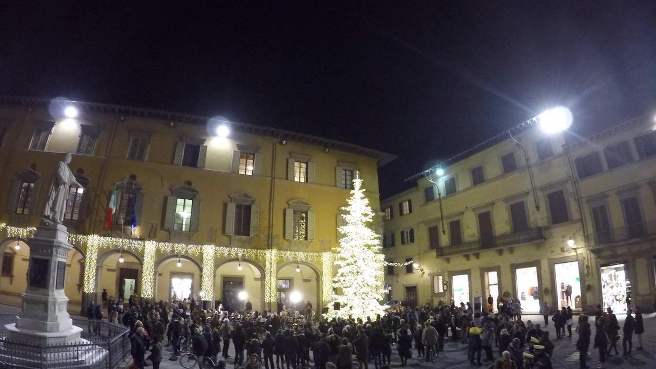 La piazza del Comune illuminata in occasione dell'accensione dell'albero di Natale (foto Sproviero-Natale)